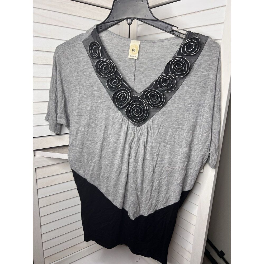 Ginger G Top Size Small Gray Black Zipper Rose Neckline Shirt *Read Measurements